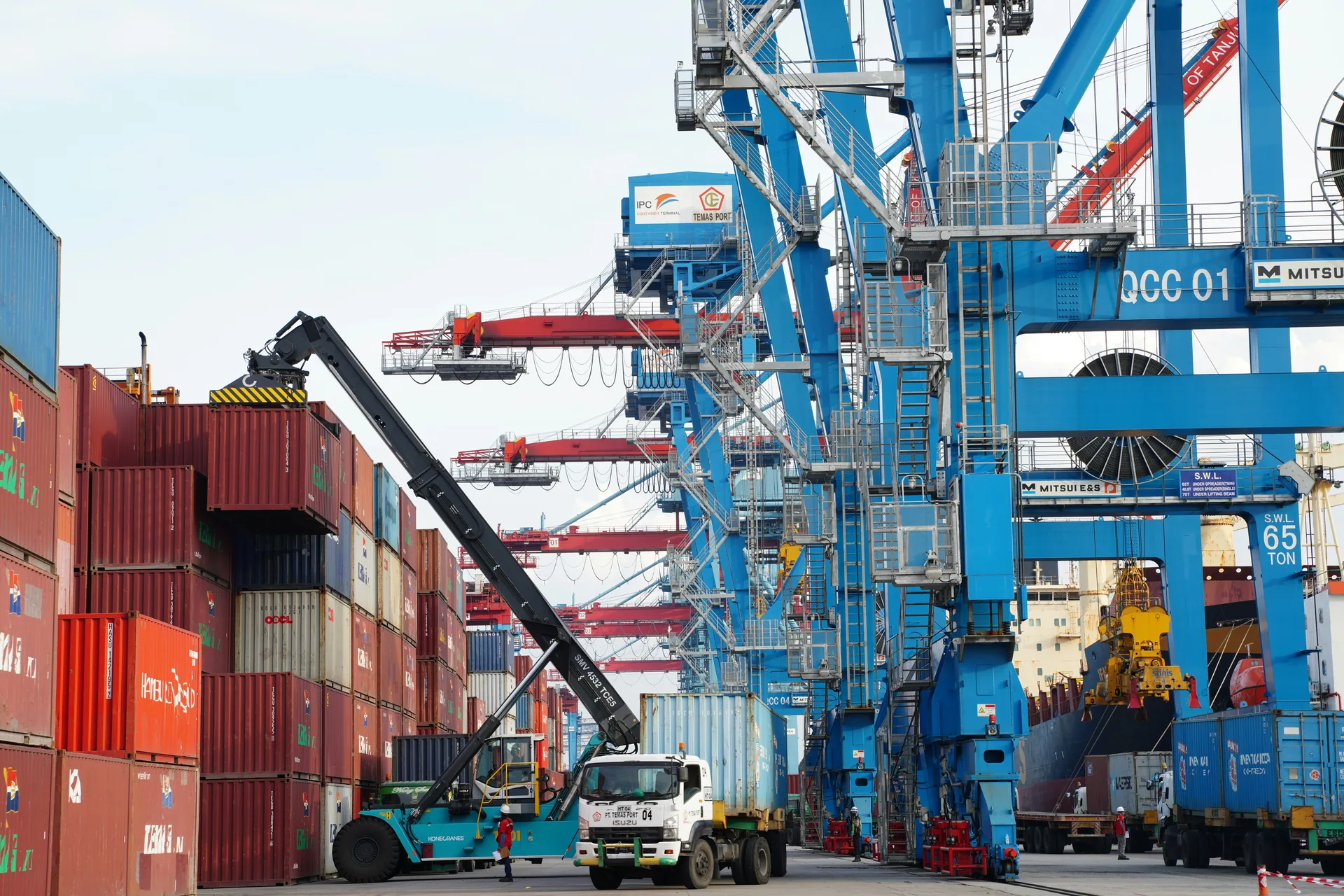 Logistics operation at a port terminal